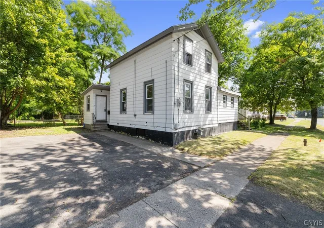 Photo 3 of Sale Pending at 303 E Ellis St, East Syracuse, NY 13057 | MLS# S1697733 | Listing updated on 2026-07-22