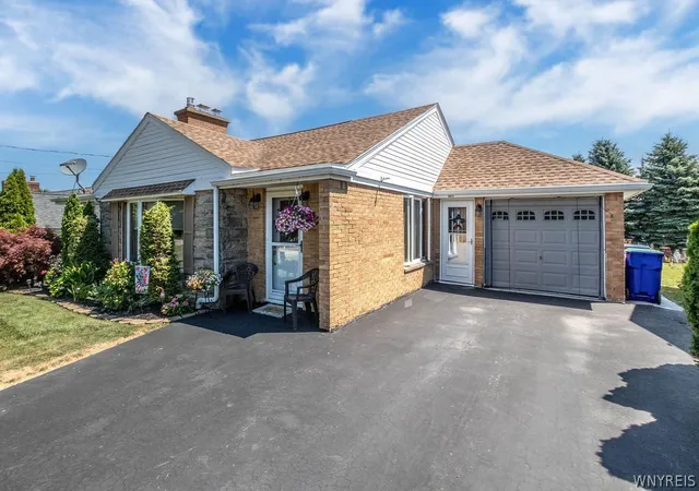 Photo 2 of Sale Pending at 5979 Fairway Ct, Lake View, NY 14085 | MLS# B1698310 | Listing updated on 2026-07-28