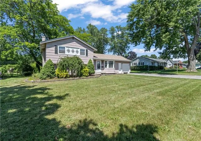 2nd image of 412 Wildwood Dr, Rochester, NY 14616 | MLS# R1687900