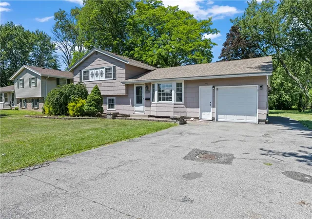 3rd image of 412 Wildwood Dr, Rochester, NY 14616 | MLS# R1687900