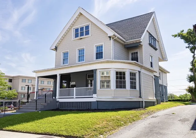 1st image of 184 Alexander St, Rochester, NY 14607 | MLS# R1698749