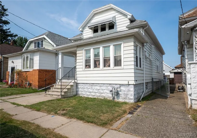 Photo 3 of Single family home for sale at 118 Hedwig Ave, Buffalo, NY 14211 | MLS# B1698954 | Listing updated on 2026-07-15