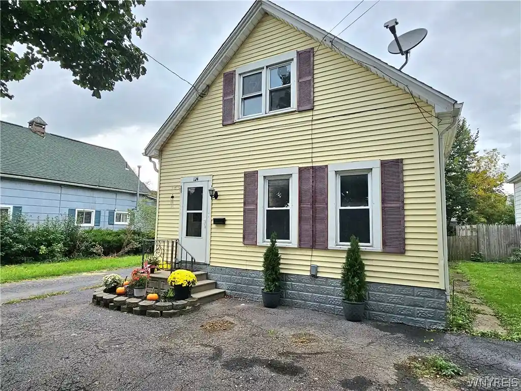 Photo 1 of Single family home for sale at 124 7th Avenue, North Tonawanda, NY 14120 | MLS# B1698970 | Listing updated on 2026-10-22
