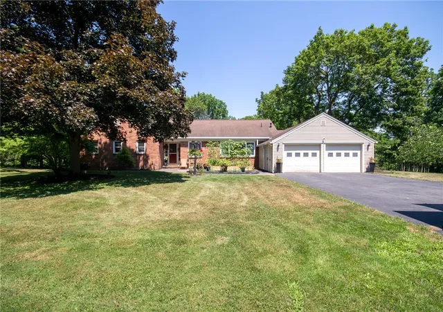 Photo 4 of Sale Pending at 1201 Summit Dr, Newark, NY 14513 | MLS# R1698342 | Listing updated on 2026-07-22
