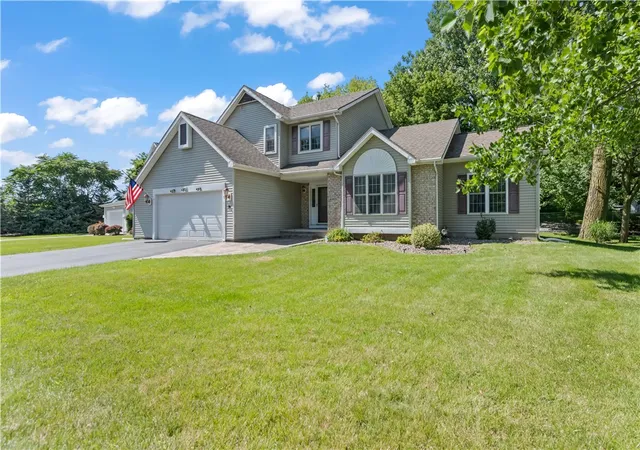 2nd image of 16 Wisteria Ln, Rochester, NY 14617 | MLS# R1698881
