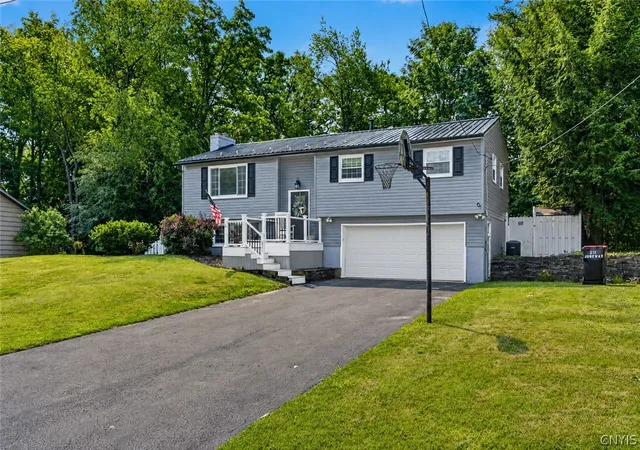 Photo 3 of Sale Pending at 211 Juneway Dr, Chittenango, NY 13037 | MLS# S1694753 | Listing updated on 2026-07-21