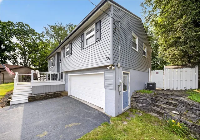 Photo 4 of Sale Pending at 211 Juneway Dr, Chittenango, NY 13037 | MLS# S1694753 | Listing updated on 2026-07-21