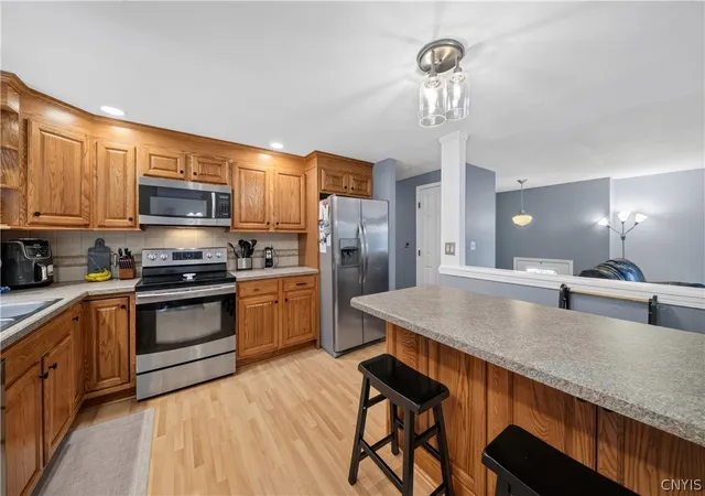 Photo 5 of Sale Pending at 211 Juneway Dr, Chittenango, NY 13037 | MLS# S1694753 | Listing updated on 2026-07-21