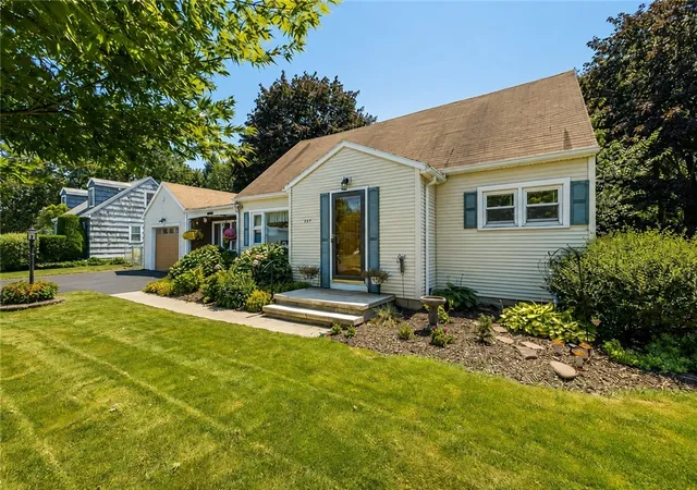 1st image of 653 Adeline Dr, Webster, NY 14580 | MLS# R1695589