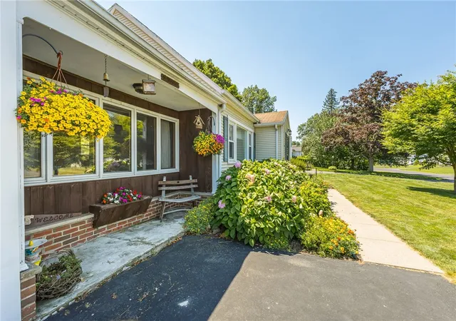 3rd image of 653 Adeline Dr, Webster, NY 14580 | MLS# R1695589
