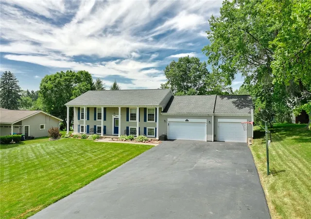 2nd image of 9 Tall Acres Dr, Pittsford, NY 14534 | MLS# R1698790
