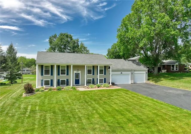 3rd image of 9 Tall Acres Dr, Pittsford, NY 14534 | MLS# R1698790