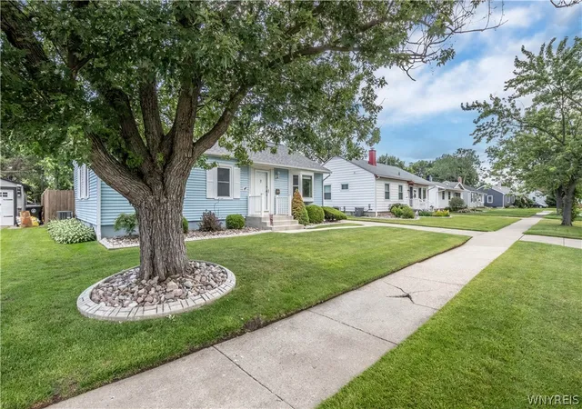 2nd image of 33 Westbourne Dr, Tonawanda, NY 14150 | MLS# B1698927