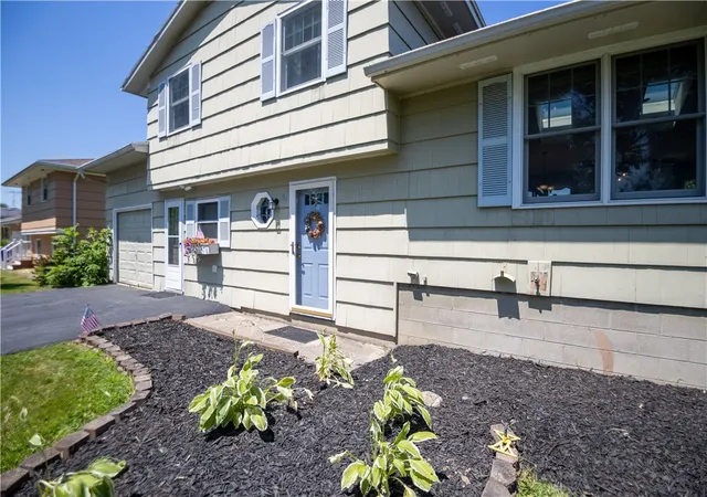 Photo 4 of Sale Pending at 34 Valencia Dr, Rochester, NY 14606 | MLS# R1698849 | Listing updated on 2026-07-25
