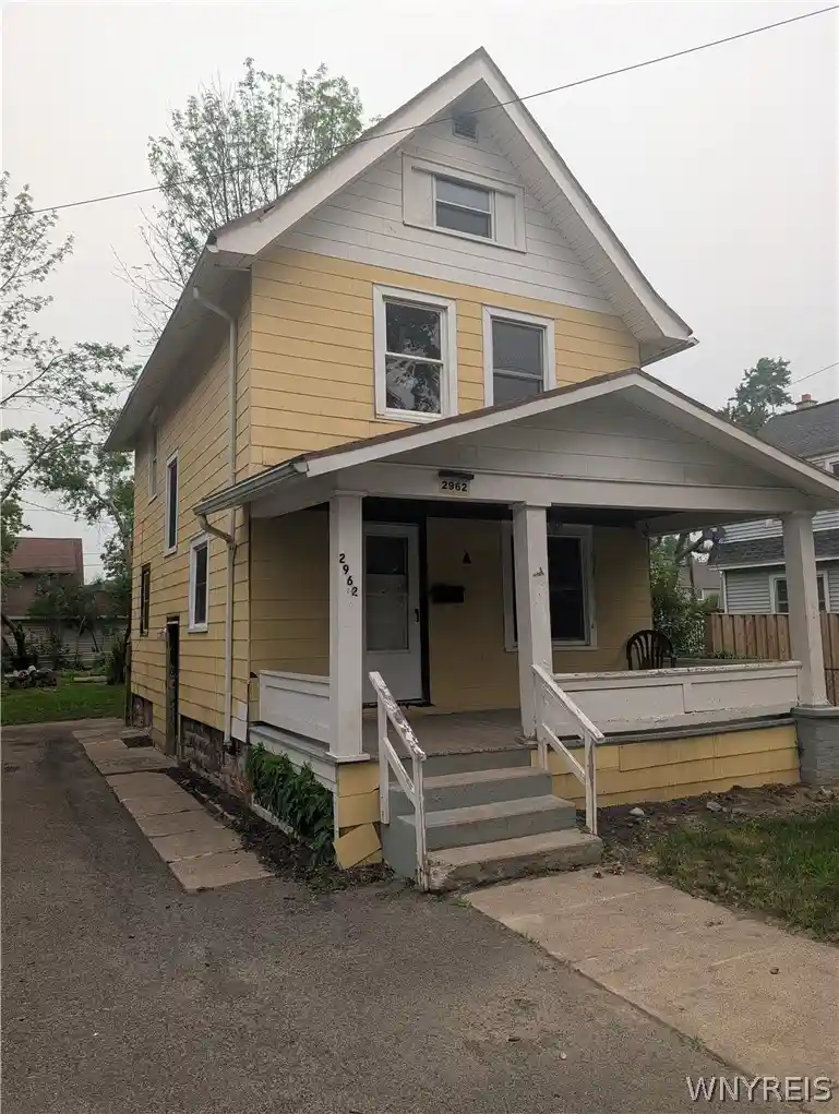 Photo 1 of Single family home for sale at 2962 Mckoon Ave, Niagara Falls, NY 14305 | MLS# B1699175 | Listing updated on 2026-10-16