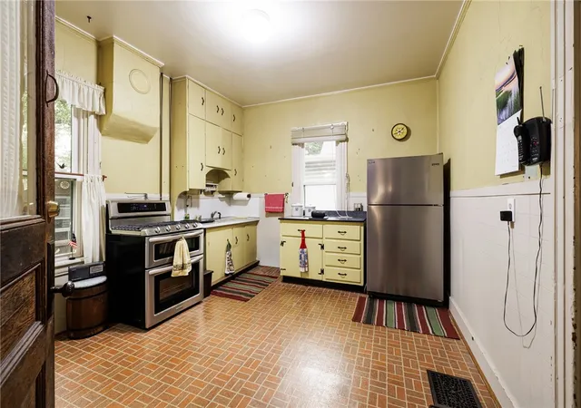 Photo 4 of Single family home for sale at 587 Bay St, Rochester, NY 14609 | MLS# R1698210 | Listing updated on 2026-07-30