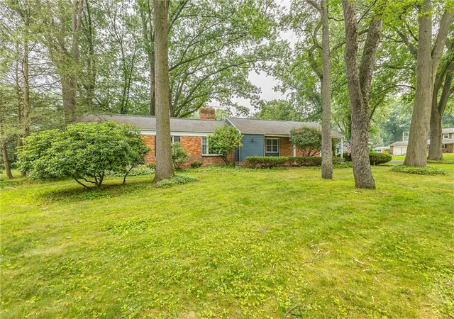 3rd image of 45 Shire Oaks Dr, Pittsford, NY 14534 | MLS# R1698980