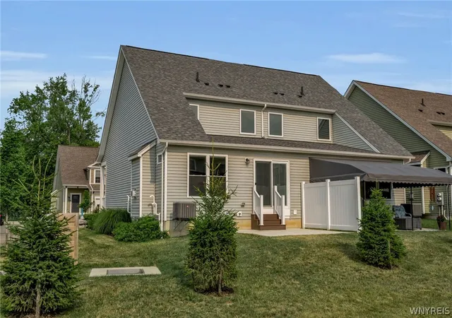 3rd image of 902 Carriage Ln, West Seneca, NY 14224 | MLS# B1699289