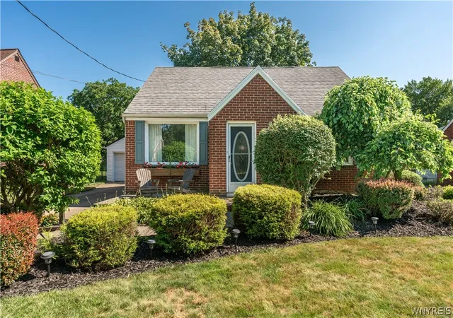 2nd image of 31 Sunset Rd, Buffalo, NY 14227 | MLS# B1699145