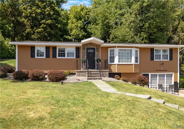 1st image of 104 Ivy Ln, Syracuse, NY 13219 | MLS# S1698729