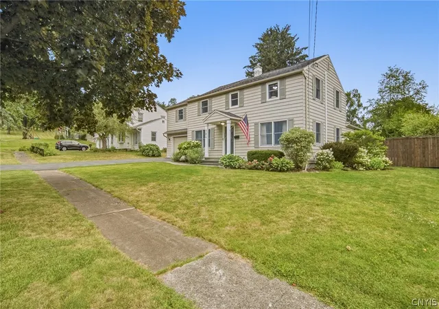 3rd image of 704 Hickory St, Liverpool, NY 13088 | MLS# S1698844