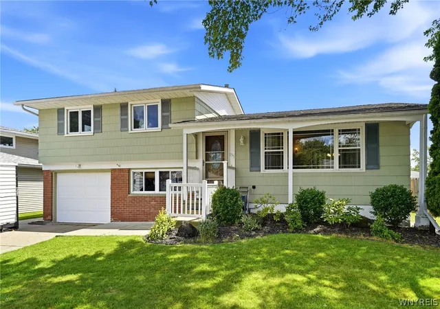 2nd image of 135 Millwood Dr, Tonawanda, NY 14150 | MLS# B1698117