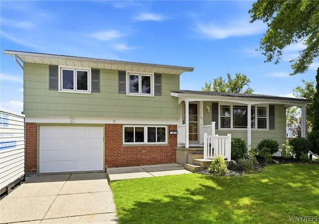 3rd image of 135 Millwood Dr, Tonawanda, NY 14150 | MLS# B1698117