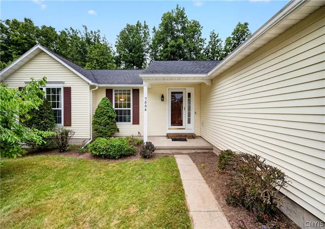 Photo 4 of Sale Pending at 7554 Sugarwood Ln, Syracuse, NY 13212 | MLS# S1693977 | Listing updated on 2026-07-30