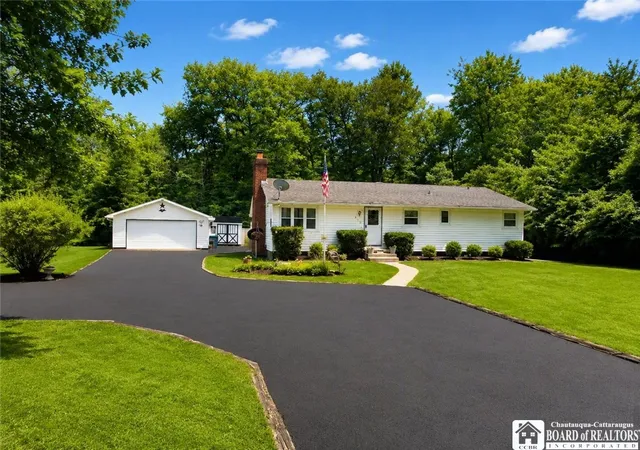 Photo 2 of Sale Pending at 890 Swann Rd, Youngstown, NY 14174 | MLS# R1699445 | Listing updated on 2026-07-23