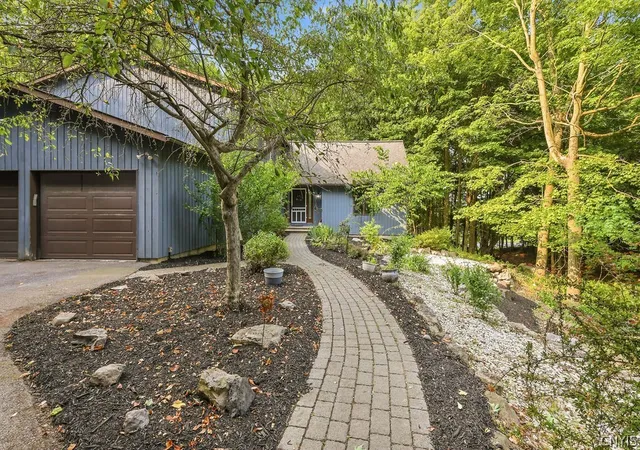 Photo 2 of Single family home for sale at 1000 Rail Fence Rd, Camillus, NY 13031 | MLS# S1697696 | Listing updated on 2026-08-02