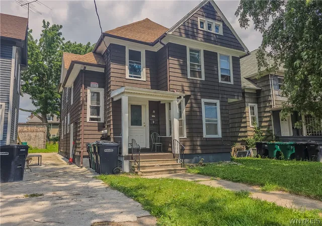 1st image of 818 Ashland Ave, Niagara Falls, NY 14301 | MLS# B1699482