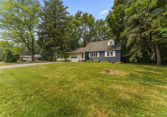 Photo 3 of Sale Pending at 4 Evergreen Ln, Camillus, NY 13031 | MLS# S1698903 | Listing updated on 2026-07-21