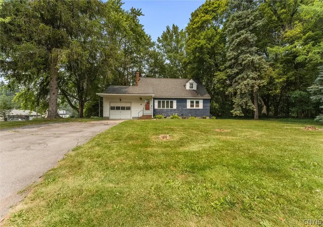 Photo 3 of Sale Pending at 4 Evergreen Ln, Camillus, NY 13031 | MLS# S1698903 | Listing updated on 2026-07-21