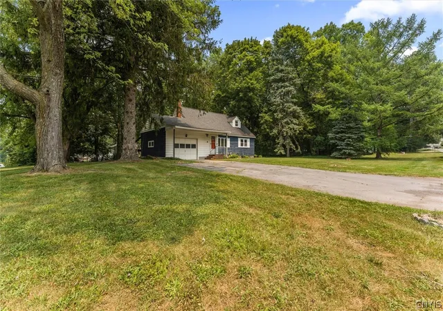 Photo 4 of Sale Pending at 4 Evergreen Ln, Camillus, NY 13031 | MLS# S1698903 | Listing updated on 2026-07-21