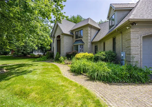 3rd image of 24 Roxbury Ln, Pittsford, NY 14534 | MLS# R1699517
