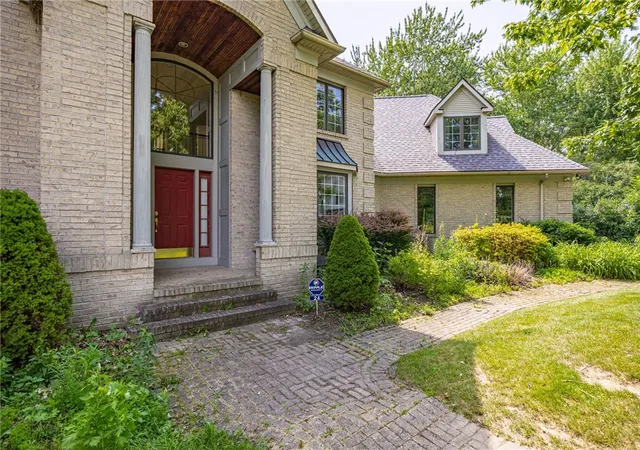 4th image of 24 Roxbury Ln, Pittsford, NY 14534 | MLS# R1699517