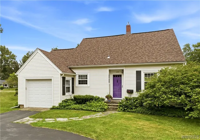 2nd image of 124 Ambleside Dr, Lockport Town, NY 14094 | MLS# B1699225