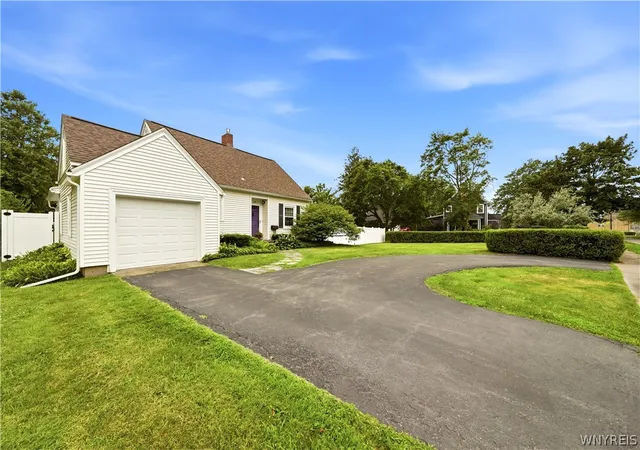 4th image of 124 Ambleside Dr, Lockport Town, NY 14094 | MLS# B1699225