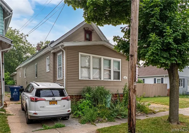 Photo 3 of Sale Pending at 313 Benzinger St, Buffalo, NY 14206 | MLS# B1699649 | Listing updated on 2026-07-28