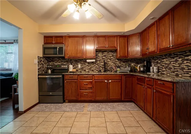 3rd image of 413 Williamsburg Rd, Utica, NY 13502 | MLS# S1699494