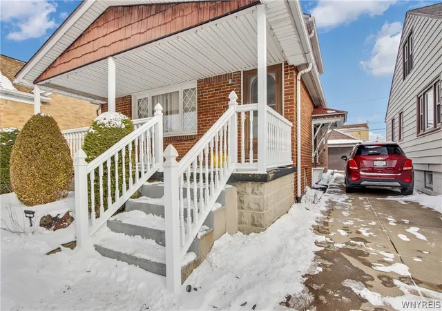 Photo 3 of Sale Pending at 331 S Ogden St, Buffalo, NY 14206 | MLS# B1694988 | Listing updated on 2026-08-01