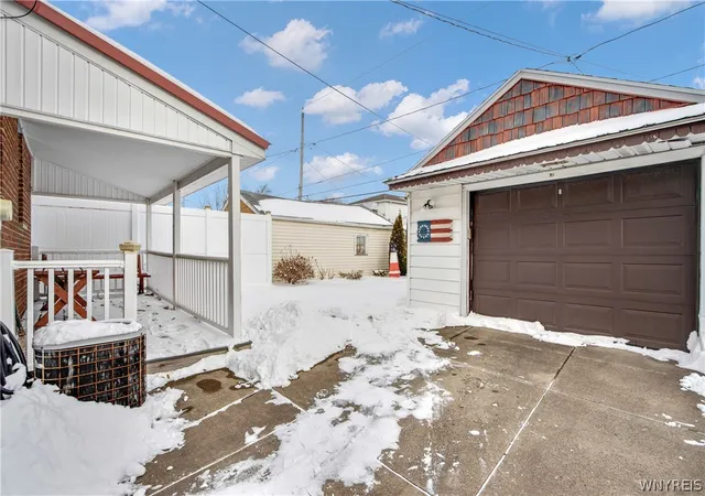 Photo 4 of Sale Pending at 331 S Ogden St, Buffalo, NY 14206 | MLS# B1694988 | Listing updated on 2026-08-01
