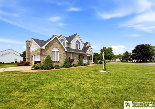 3rd image of 30 Ashwood Ln, Orchard Park, NY 14127 | MLS# R1699891
