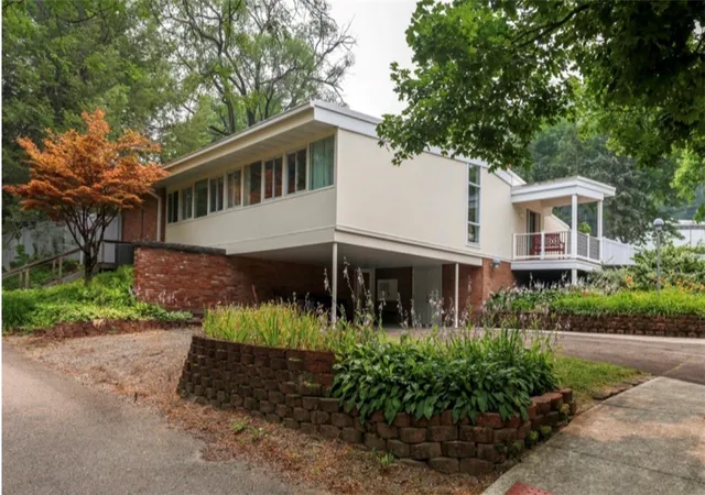 3rd image of 266 Pine St, Corning, NY 14830 | MLS# R1699584