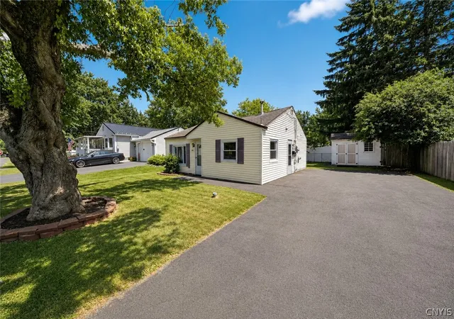 4th image of 306 Hanover Ave, Liverpool, NY 13088 | MLS# S1699526