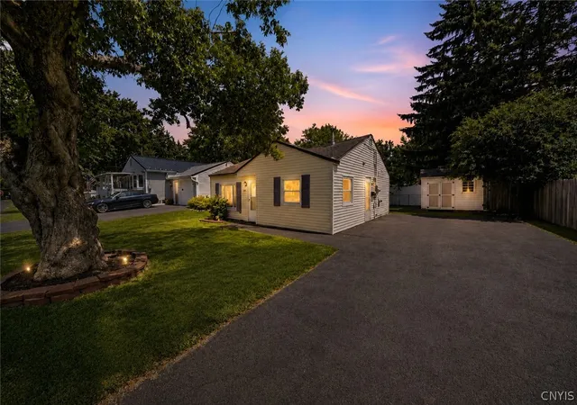 5th image of 306 Hanover Ave, Liverpool, NY 13088 | MLS# S1699526
