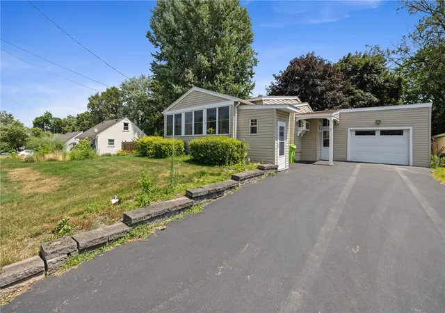 2nd image of 112 N Roosevelt Ave, Liverpool, NY 13088 | MLS# R1699023