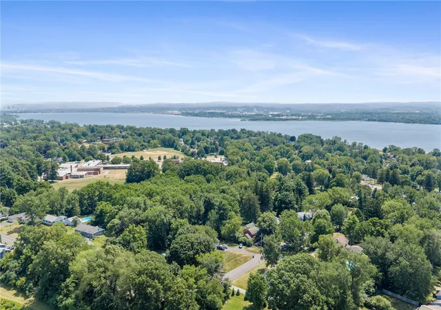 49th image of 112 N Roosevelt Ave, Liverpool, NY 13088 | MLS# R1699023