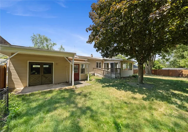 4th image of 112 N Roosevelt Ave, Liverpool, NY 13088 | MLS# R1699023