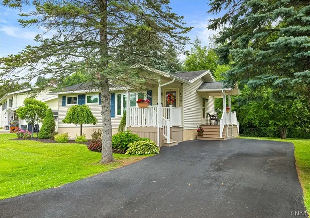 3rd image of 400 Homestead Dr, Utica, NY 13502 | MLS# S1695213